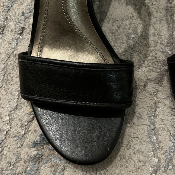 Tahari Adam Ankle Strap Peep Toe Black Leather Size 6.5 - Picture 5 of 10